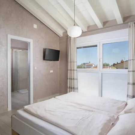 Olivia - New And Modern House With Pool, Souna, Jacuzzi & Playground, - Istra Лижнян
