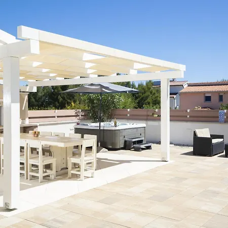Olivia - New And Modern House With Pool, Souna, Jacuzzi & Playground, - Istra * Лижнян